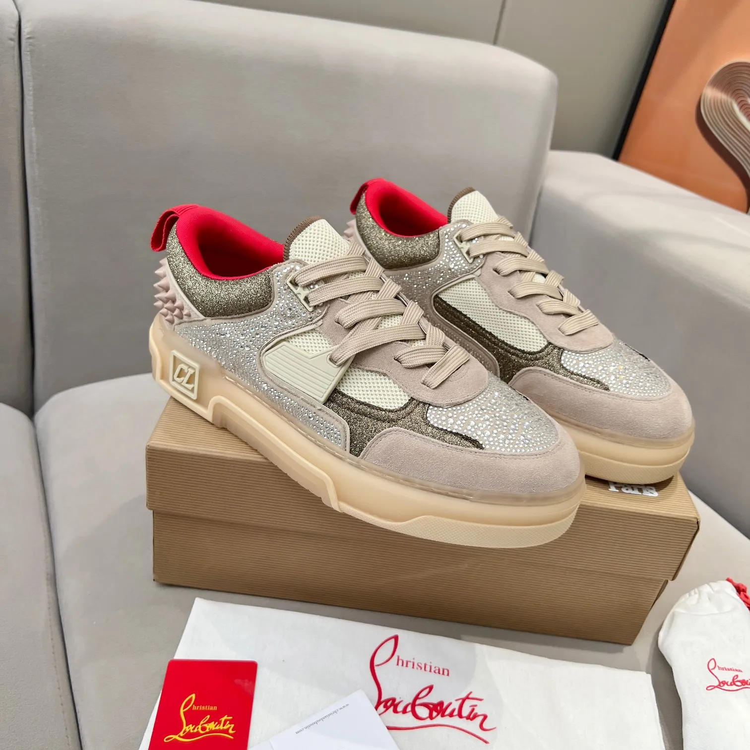 Men's clothing and shoes 💰760. Drill surface. 🌹🌹🌹̋Wang Junkai Yang Mi Xu Kai Zhang Jingyi Ding Chengxin Chen Muchi Wang Ziyi Same style Christian Louboutin 2024 [New product] Drill surface ASTROLOUBI thick-soled sports shoes for men, red-soled shoes, the perfect fusion of fashion and sports, The fabrics are made of luxurious calfskin, soft suede, smooth satin and laminated leather, and the back is decorated with classic rivets. The interior is blended with a knitted tongue for added durability, breathability and quick-drying comfort. The outsole is made of a combination of EVA foam and imported rubber, and the colorful CL iconic letters on the side of the outsole show the brand's unique style. It is a ceiling-level comfortable skate shoe! ! ! Multiple colors available, currently men’s sizes 39--45